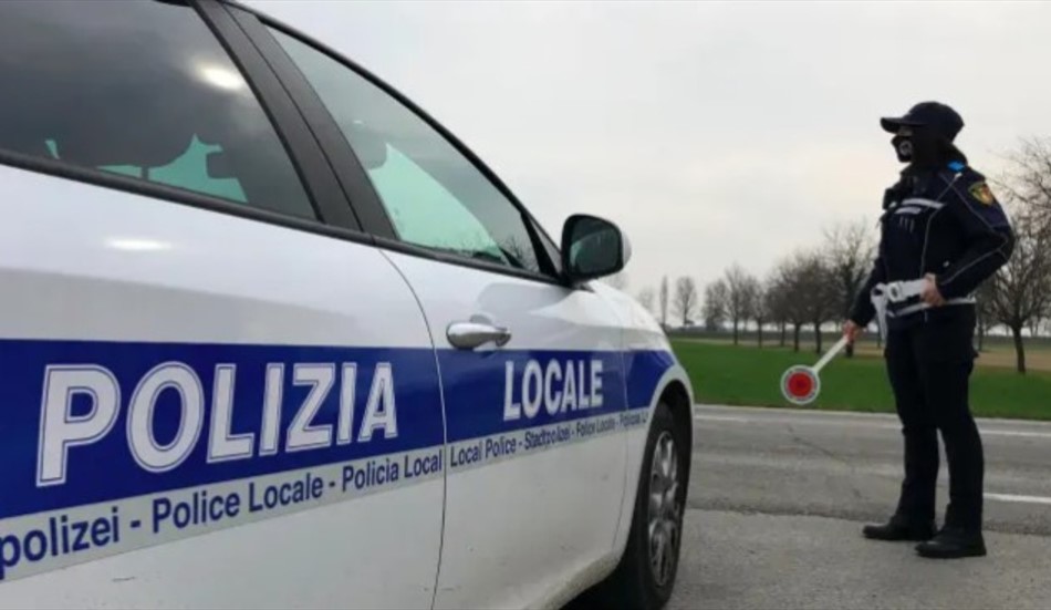 Sicurezza stradale a Rimini: diminuisce l’uso del cellulare alla guida, ma persistono criticità sull’uso delle cinture