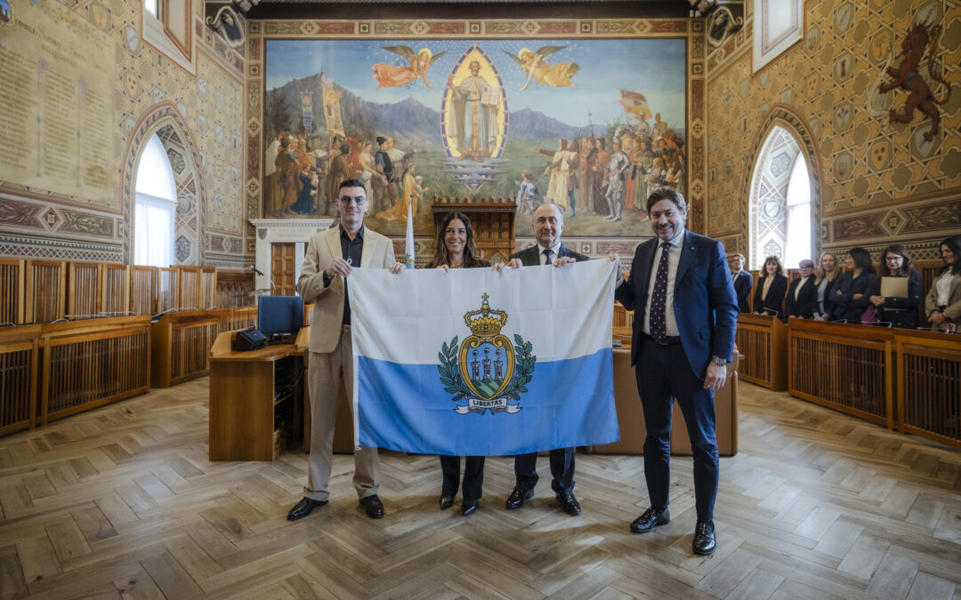 Gabry Ponte riceve la bandiera di San Marino dai Capitani Reggenti