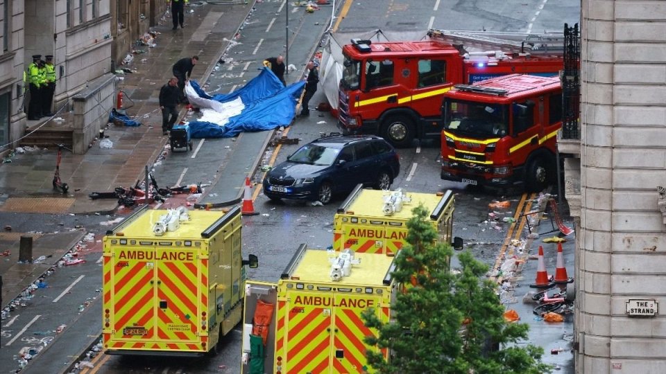 Panico a Liverpool: auto si scaglia sulla folla durante la parata, 27 feriti e un bambino in gravi condizioni
