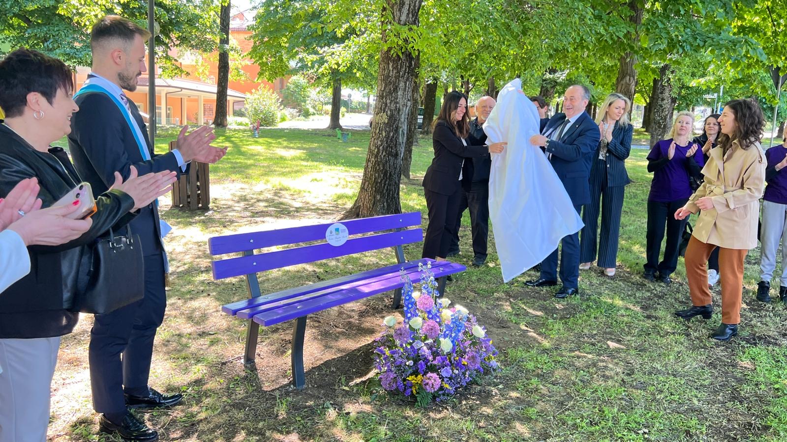 Una Panchina Viola Illumina la Consapevolezza sulla Fibromialgia