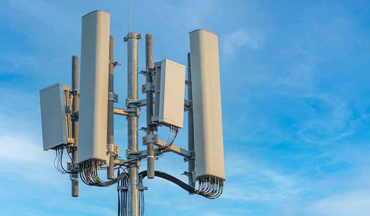 Segnali Forti per il Futuro Digitale – Nuove Antenne per Migliorare la Telefonia Mobile