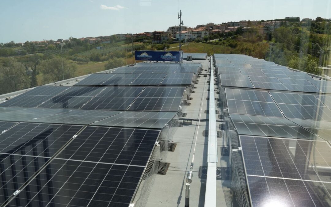 Fotovoltaico sul tetto dell’AASS: il primo impianto pubblico porta risparmio ed energia pulita
