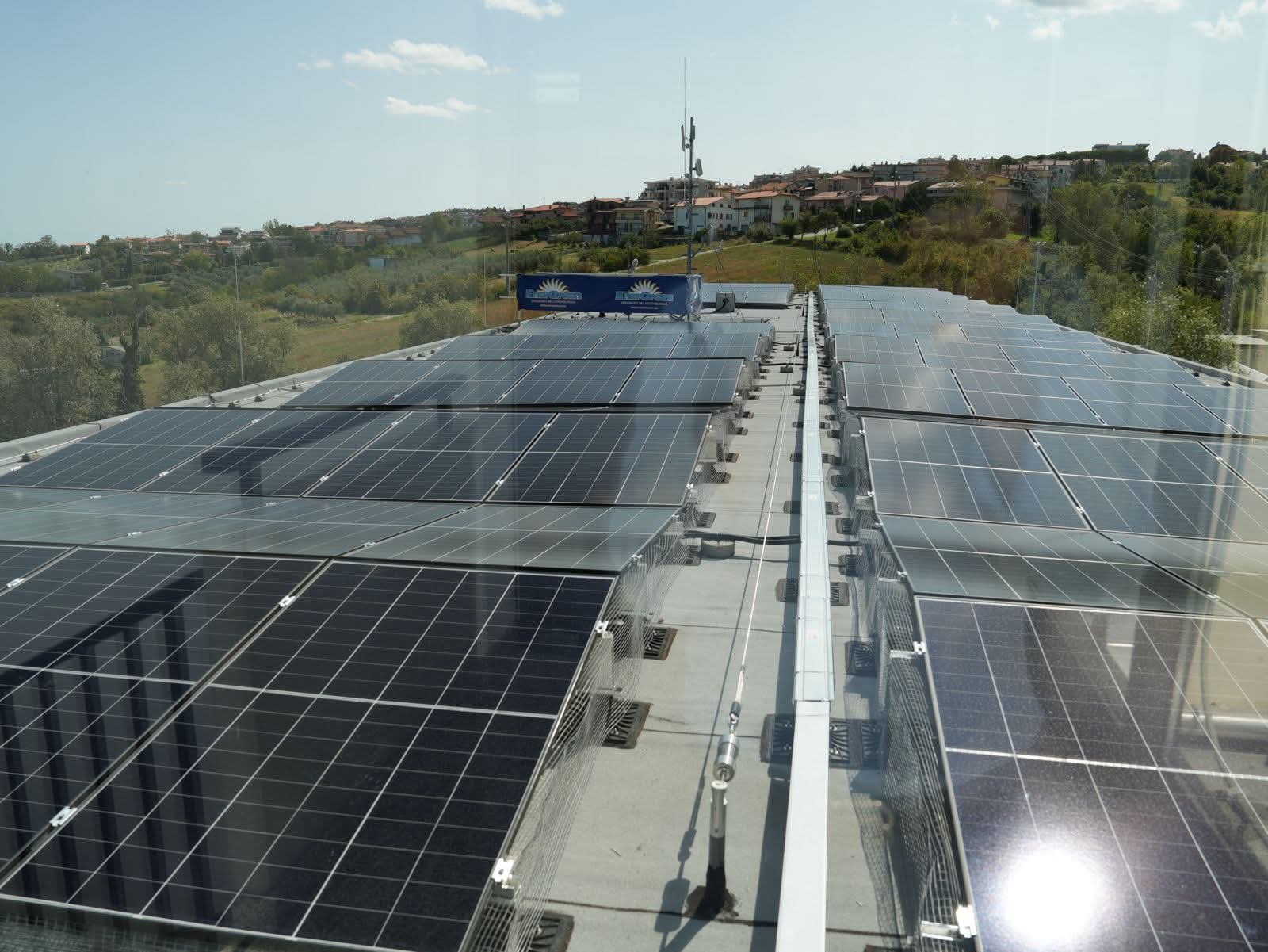Fotovoltaico sul tetto dell’AASS: il primo impianto pubblico porta risparmio ed energia pulita