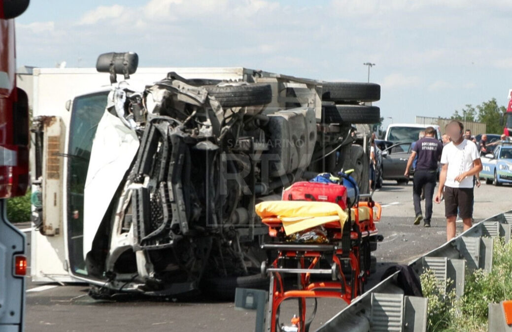 Tragico schianto sull’Adriatica, 5 feriti: due sono gravi