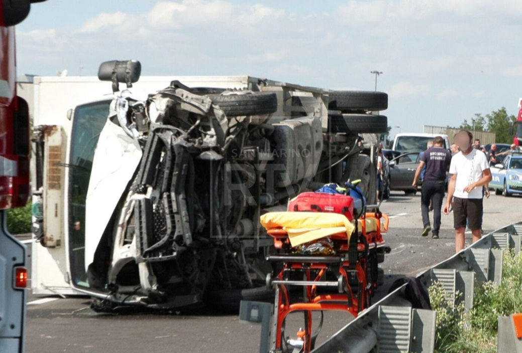 Tragico schianto sull’Adriatica, 5 feriti: due sono gravi