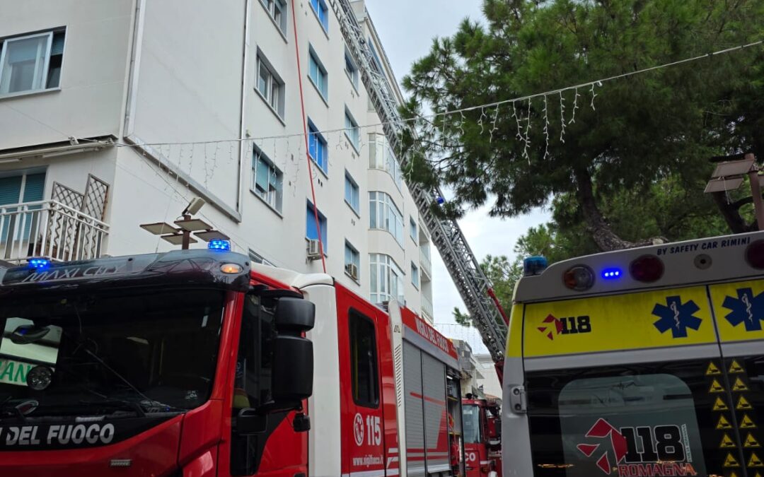 Incendio mortale in centro a Riccione: vittima una donna di 67 anni