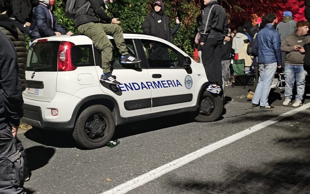 Petardi sulla folla al RallyLegend: 8 feriti e panico generale. Arrestato il responsabile