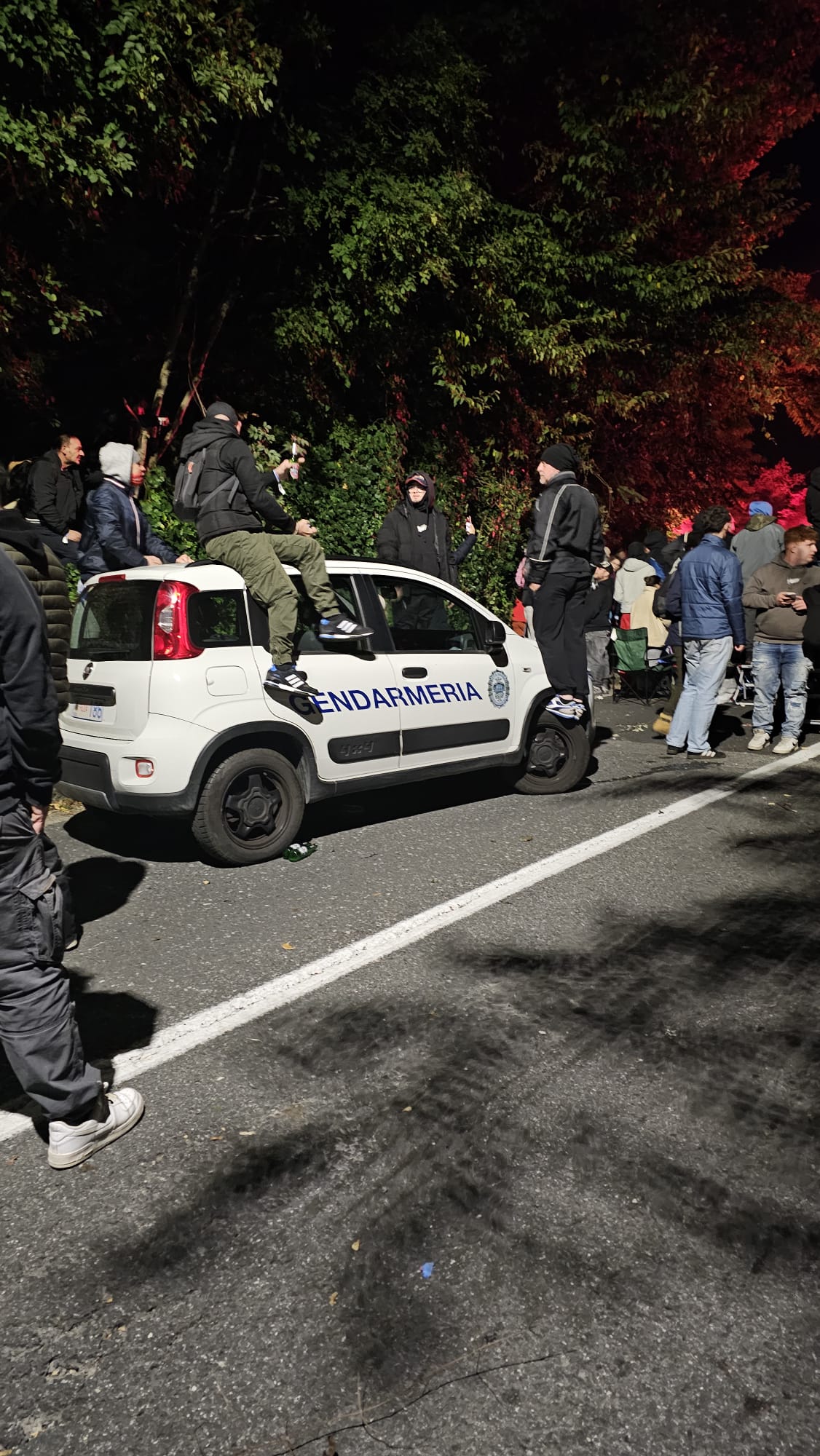 Il Rallylegend è sfuggito di mano. Incendi, bombe carta e cittadini esasperati