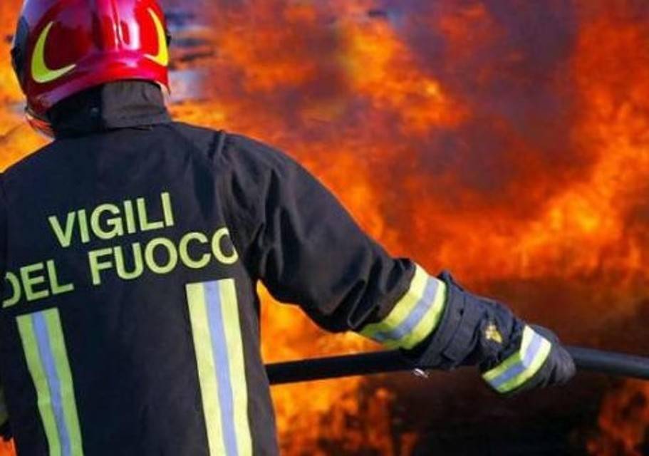 Incendio in un appartamento, salvi due bambini grazie all’intervento della madre