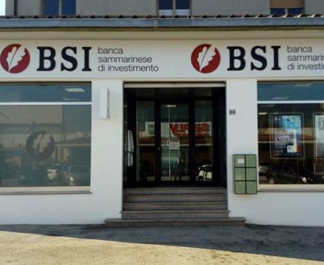 Esplosione nella notte alla filiale BSI di Fiorentino: ladri fanno saltare in aria il bancomat