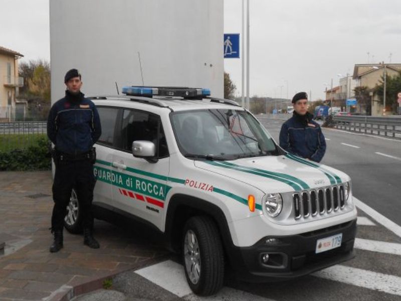 Furto all’Outlet di San Marino, rubati occhiali di marca per 1.600 euro: la Guardia di Rocca arresta tre giovani dopo un inseguimento