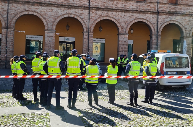 Sera di follia in centro a Santarcangelo: quattro agenti feriti da un 45enne fuori controllo