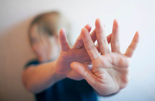 Turista riminese violentata in vacanza: oltre allo stupro contestato anche il revenge porn