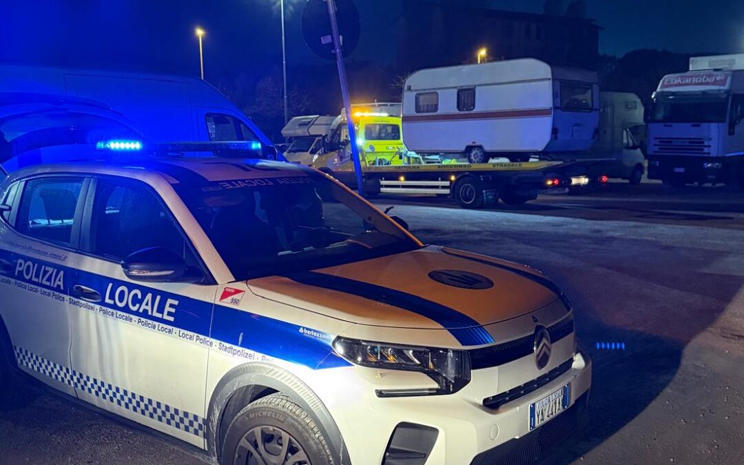 Sgombero nel parcheggio di via Fada a Rimini: nove veicoli sequestrati dalla Polizia Locale