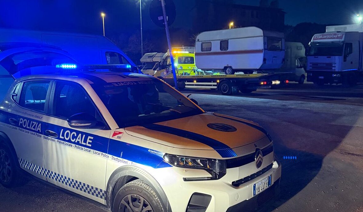 Sgombero nel parcheggio di via Fada a Rimini: nove veicoli sequestrati dalla Polizia Locale