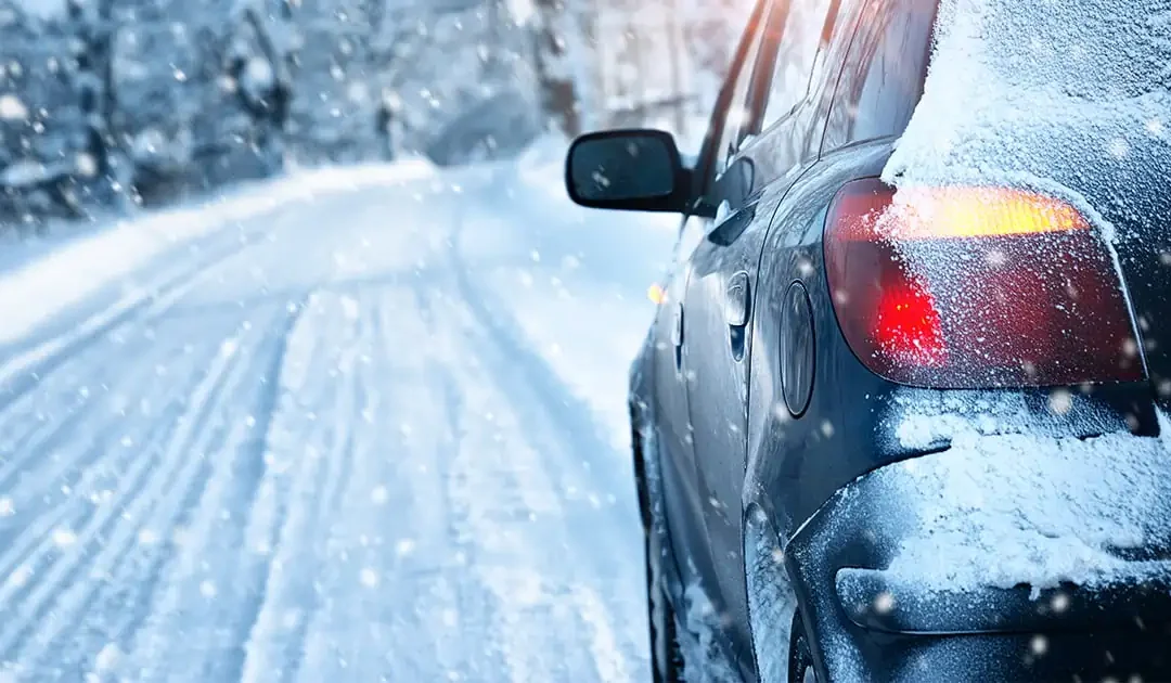 San Marino, mattinata d’inverno a due velocità: neve a Serravalle, città asciutta e strade percorribili