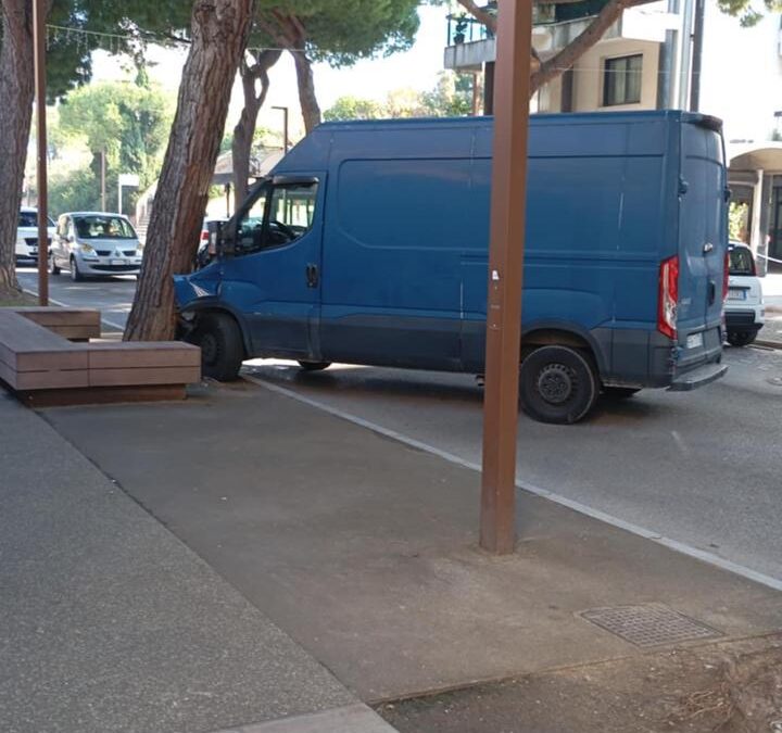 Riccione, ruba un furgone a un corriere ma la fuga finisce contro un albero
