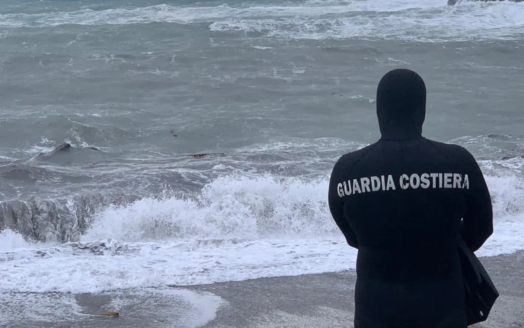 Anziano trovato senza vita sulla spiaggia di Rimini sud: stava raccogliendo le vongole