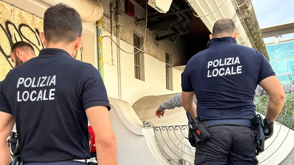 Spacciava eroina a due passi dall’asilo: arrestato un 32enne nel parco di via Pintor