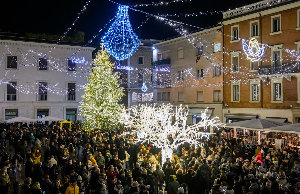 Con l’accensione delle luci di Natale parte il cartellone del Capodanno più lungo del mondo
