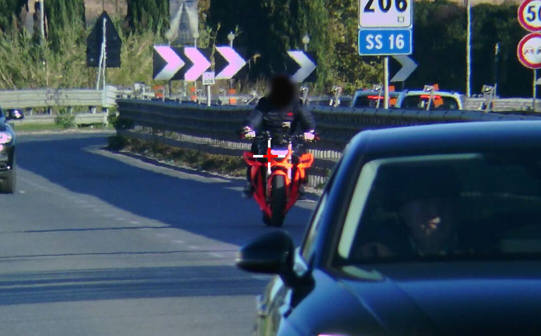 A quasi 100 km orari oltre il limite consentito: maxi multa per il motociclista