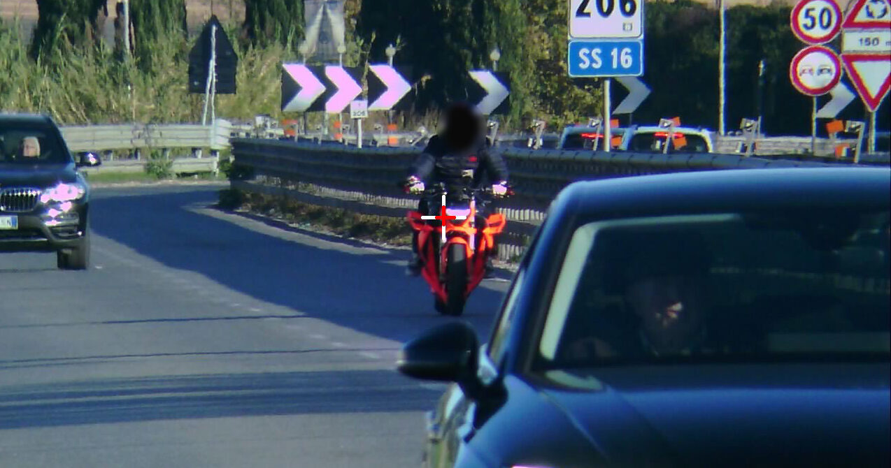A quasi 100 km orari oltre il limite consentito: maxi multa per il motociclista