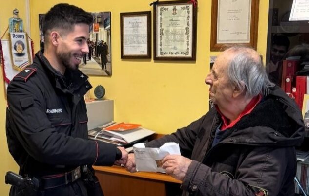 Riccione, trova 3.250 euro al supermercato e li consegna ai carabinieri: denaro restituito a un pensionato
