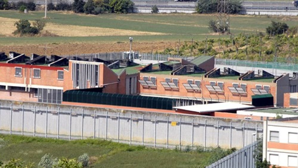 Caos in carcere a Rimini: pomeriggio di violenza tra feriti e danni