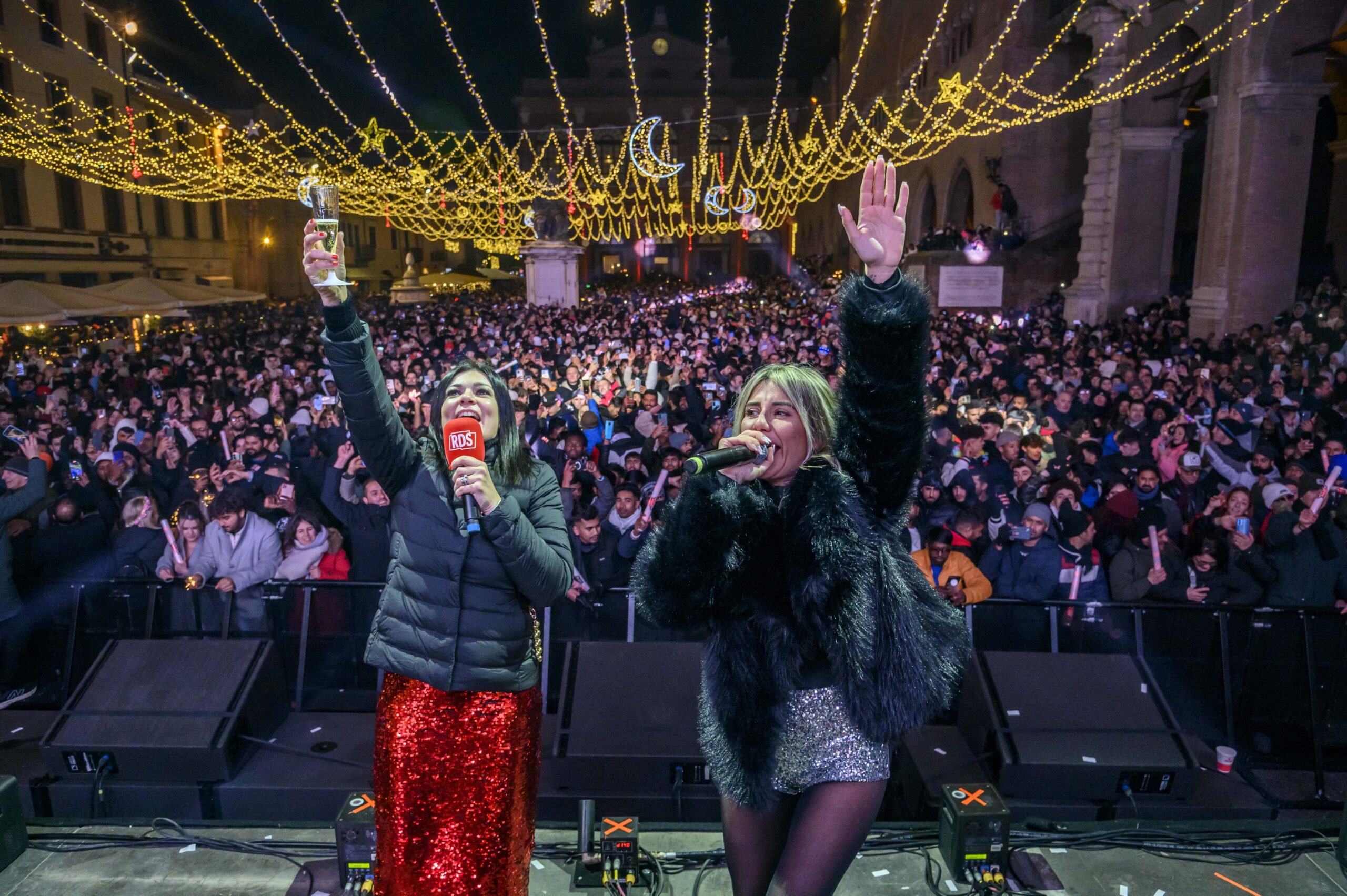 Rimini verso il Capodanno più lungo: piazza Malatesta da tutto esaurito per Bennato, stasera Francesca Michielin