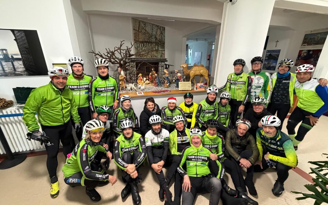 Il Team Gruppo Cosmos in visita al presepe di Stefano Michi in Segreteria Turismo