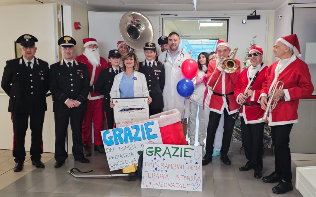 Un gesto silenzioso che scalda il cuore: i carabinieri portano sorrisi ai piccoli pazienti dell’Infermi