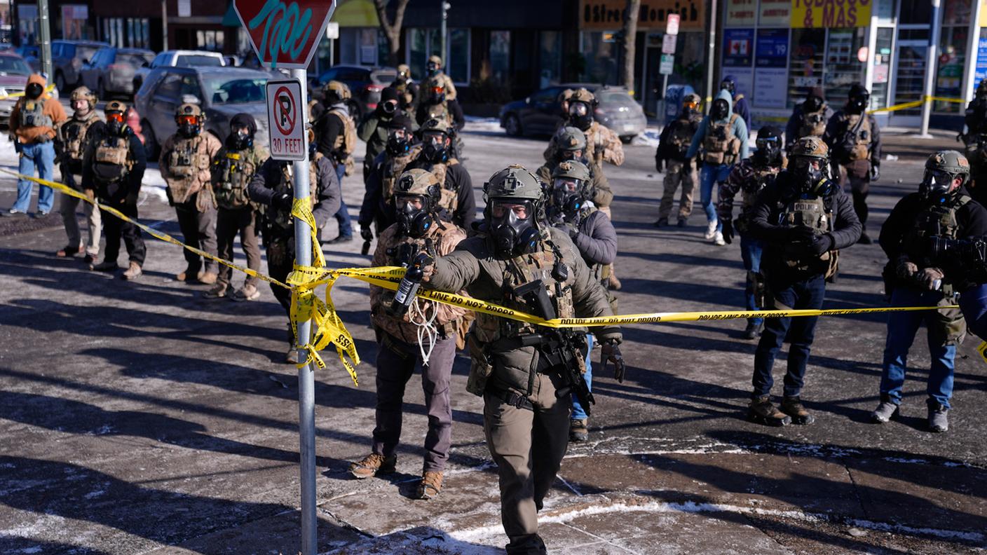 Uomo ucciso a Minneapolis durante un’operazione federale, cresce la tensione negli Stati Uniti