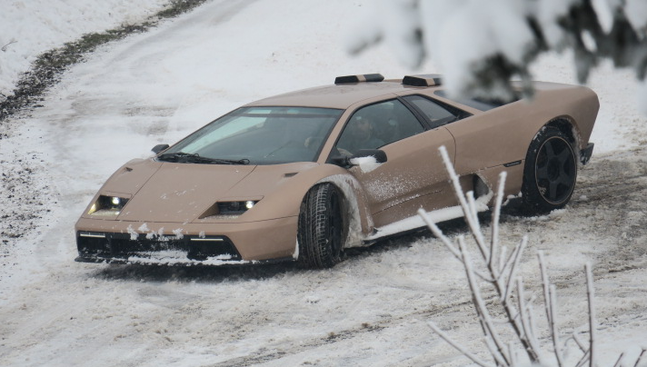 La Lamborghini sammarinese che sfida la neve del Montefeltro