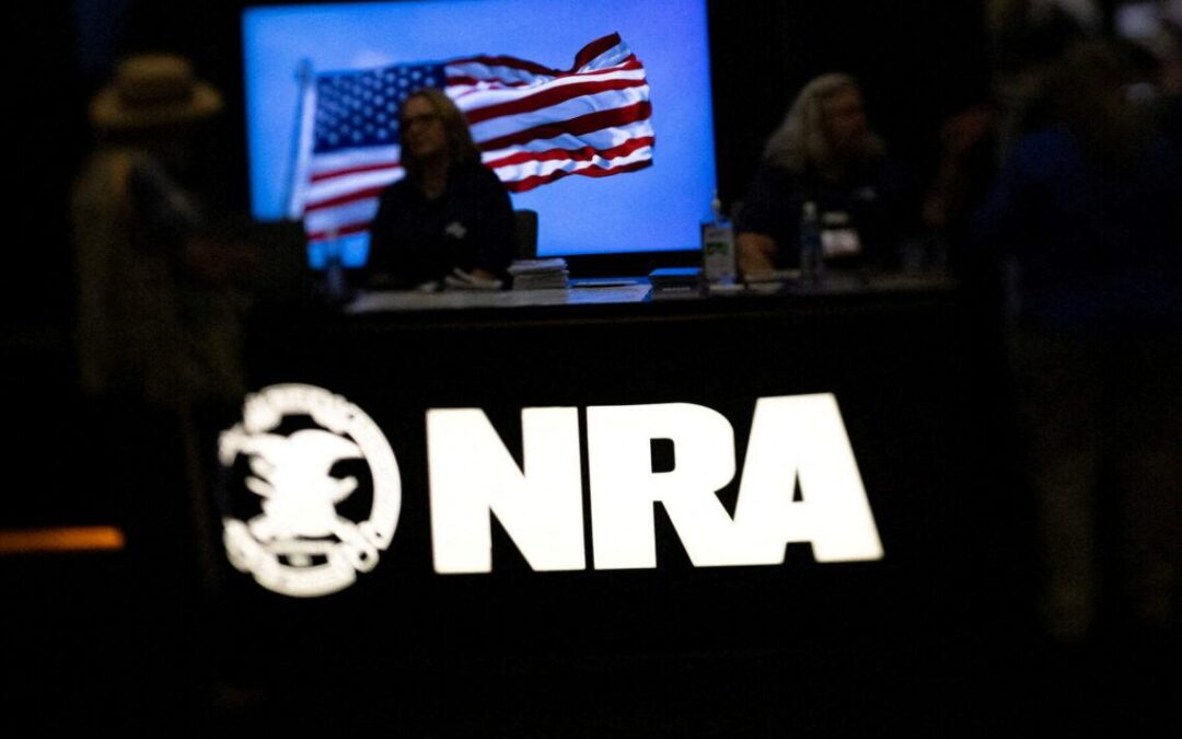 La NRA difende la vittima di Minneapolis e attacca le dichiarazioni del procuratore federale: nuovo fronte nel dibattito su diritti, armi e polizia