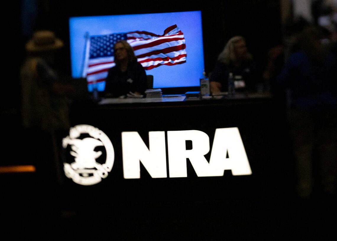 La NRA difende la vittima di Minneapolis e attacca le dichiarazioni del procuratore federale: nuovo fronte nel dibattito su diritti, armi e polizia