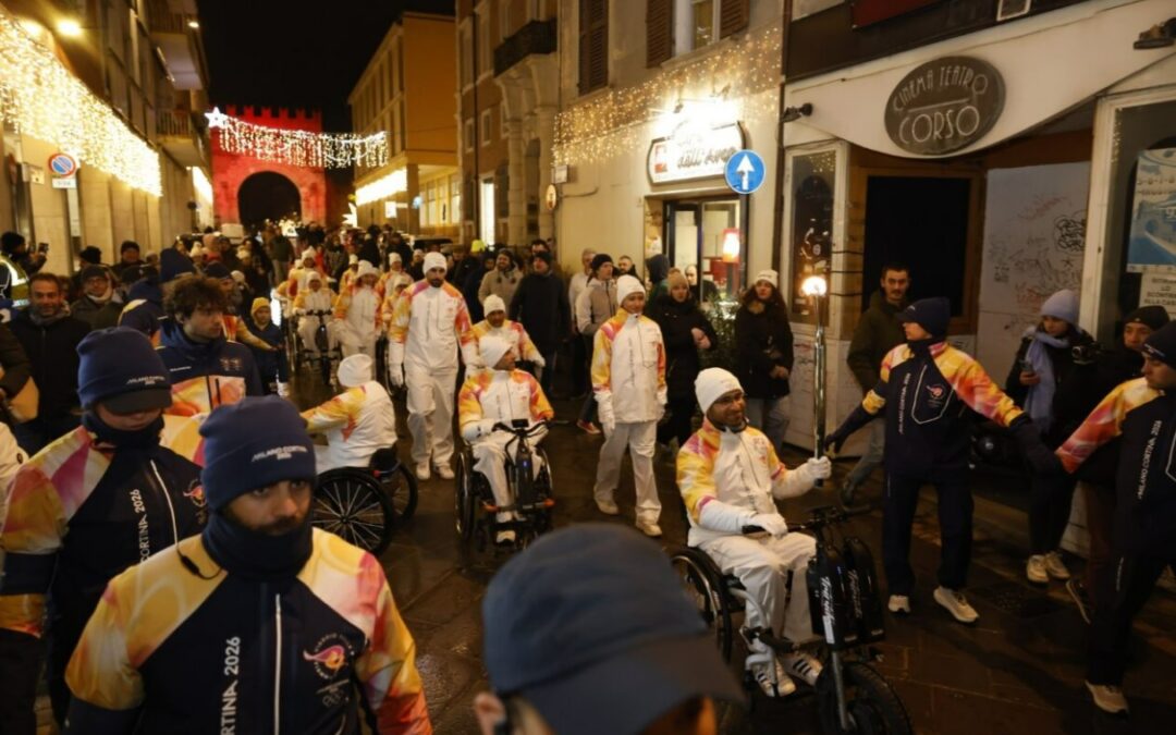 La Fiamma Olimpica accende Rimini: il braciere in Piazza Malatesta celebra lo spirito dei Giochi Milano Cortina 2026