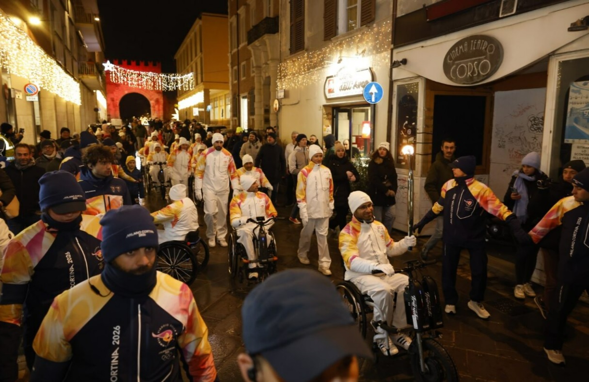 La Fiamma Olimpica accende Rimini: il braciere in Piazza Malatesta celebra lo spirito dei Giochi Milano Cortina 2026