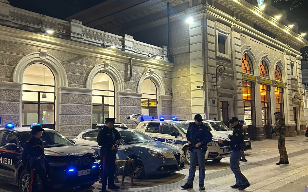 Blitz serale alla stazione di Rimini, raffica di controlli e 100 identificazioni