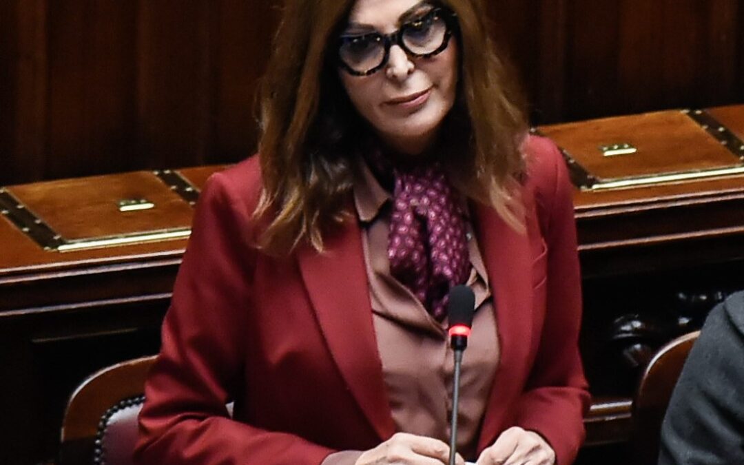 Santanchè sotto pressione, ma per ora non lascia