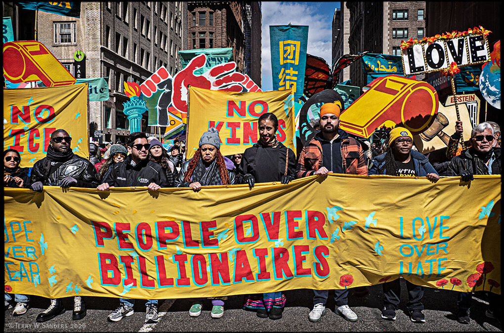 Manhattan si riempie per il corteo “No Kings”: migliaia in piazza contro Trump e l’ICE