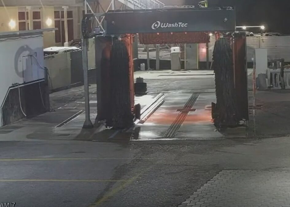 GUARDA IL VIDEO: Falciano, camper sfonda l’autolavaggio nella notte