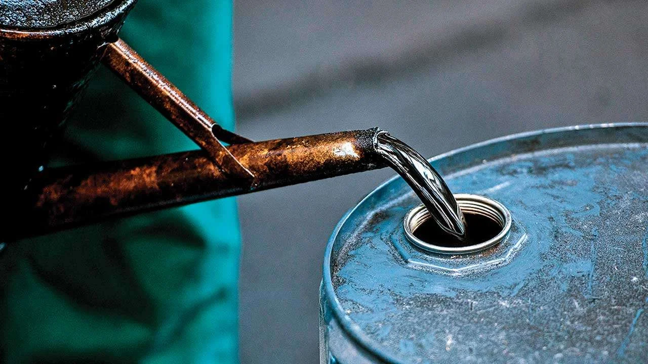 Il petrolio torna a comandare: il vero termometro del mondo