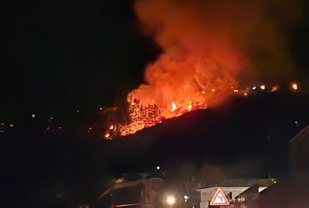 Faetano, incendio nella notte: fiamme vicino alle abitazioni