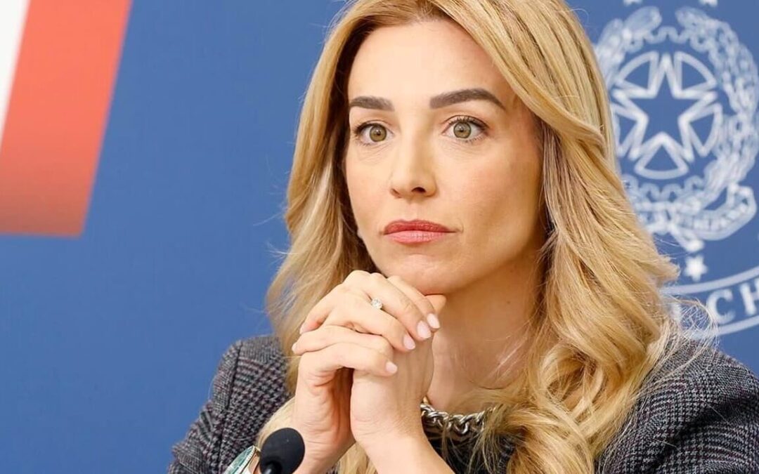 Silvia Salis apre alla sfida con Meloni, poi frena: “Resto a Genova”