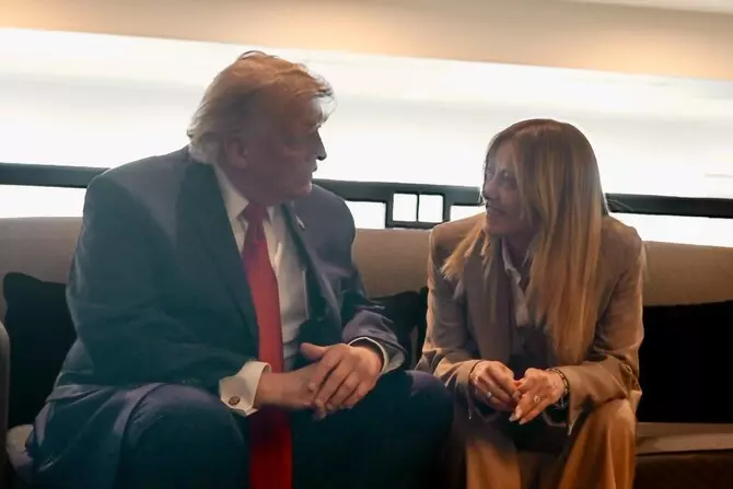 Trump attacca Meloni: “Mi implorò per una foto”. La premier replica: “Tutto inventato”