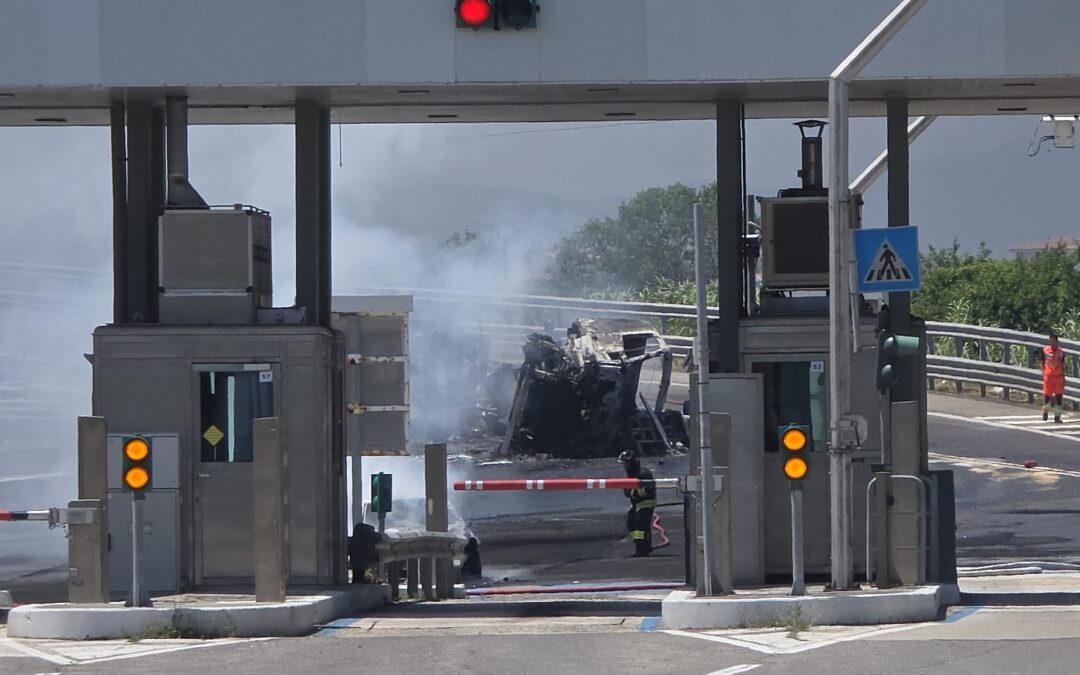 Incendio al casello di Riccione, riaperta la stazione: lavori record nella notte