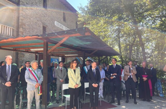 San Marino, la Reggenza in visita alla Colonia di Chiusi della Verna: donata un’opera per gli 800 anni di San Francesco