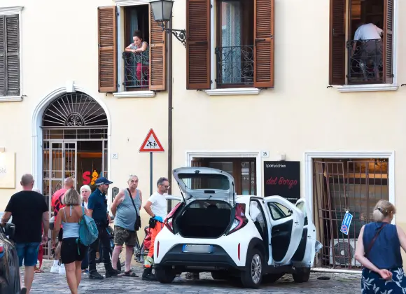 Rimini, auto fuori controllo al Borgo San Giuliano all’ora dell’aperitivo: tre pedoni investiti, tragedia sfiorata