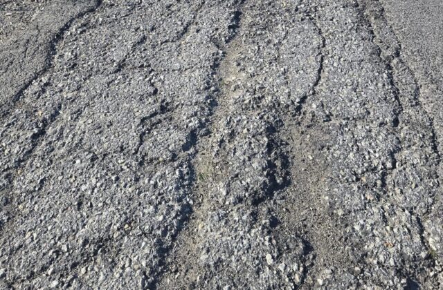 Cadono due ragazze in scooter sulla Strada dei Bugari. I residenti avevano già consegnato le firme: da allora la strada è solo peggiorata