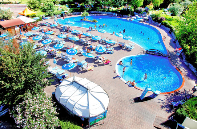 Bimbo di tre anni rischia di annegare in piscina, rianimato dal 118